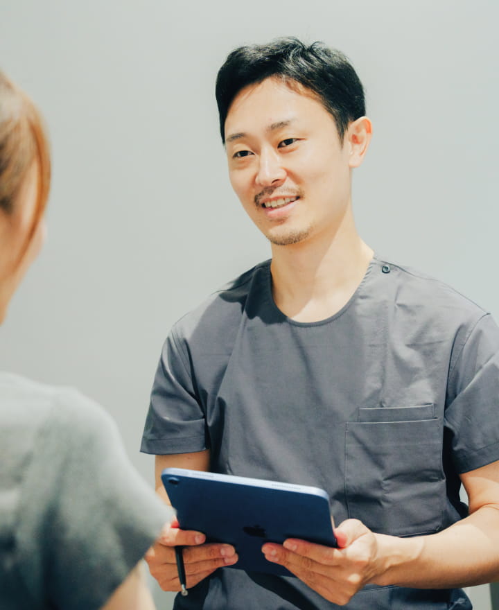 患者のカウンセリングを行う院長 嶋﨑仁孝